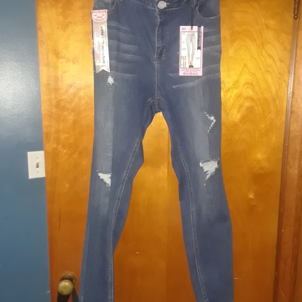 Plus distress jeans